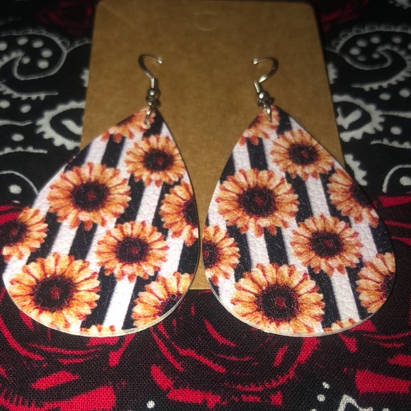 Jewelry - 🎈3/$15🎈 faux leather earrings